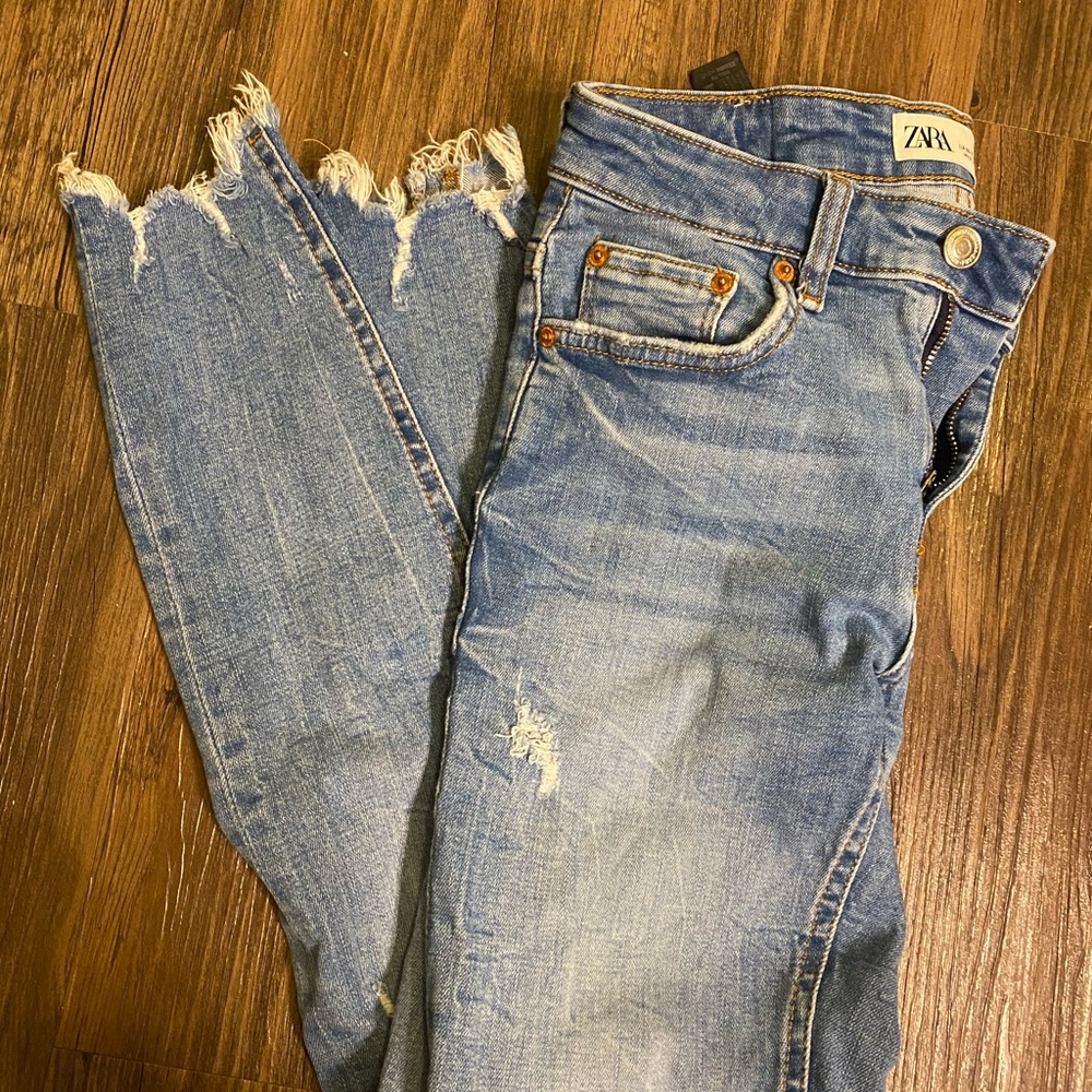#zara skinnv ieans. Size 4 but could fit
xs-s 0-2. Distressed in bottom.